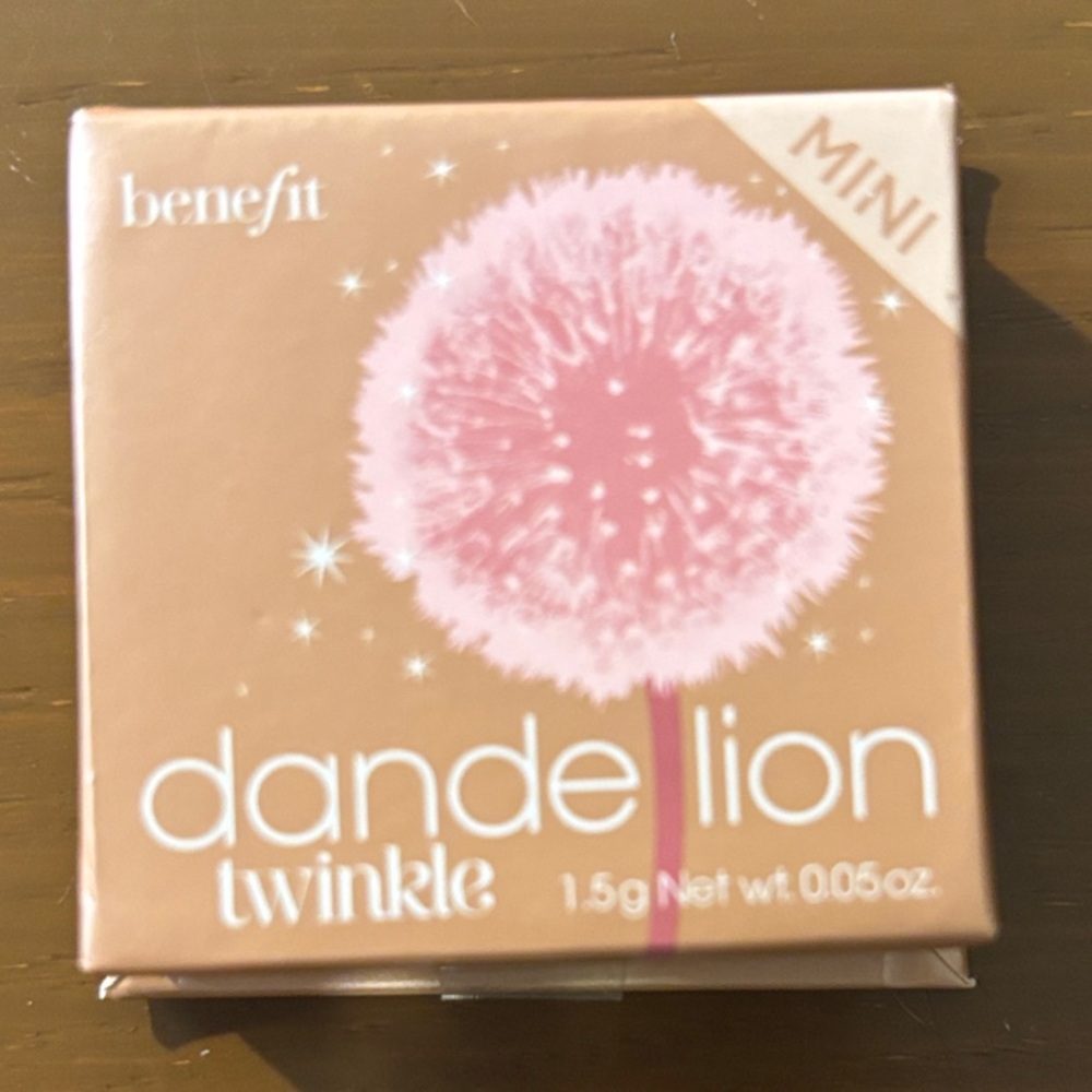 Benefit Dandelion Twinkle Highlighter in Soft Nude Pink